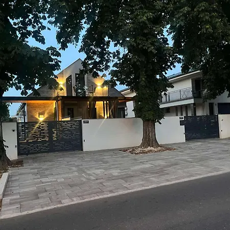 Vakantiehuis Brothers House Balatonszarszo